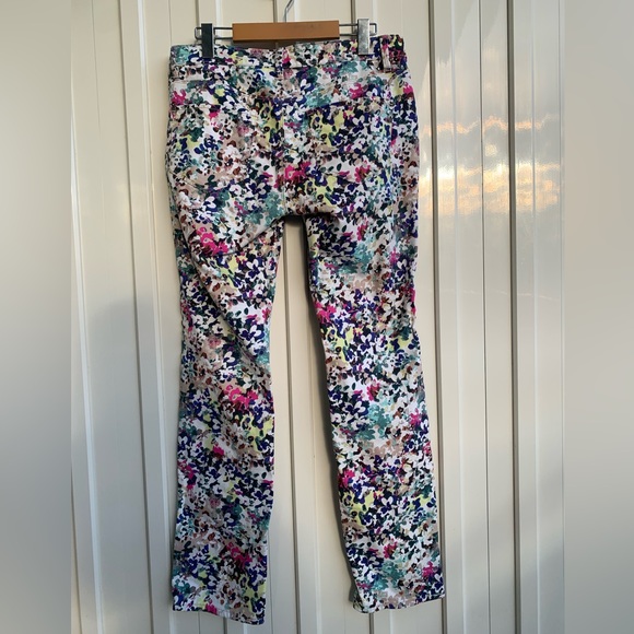 mid rise pants with a cool, multicoloured, abstract floral(ish) pattern. - Picture 7 of 9